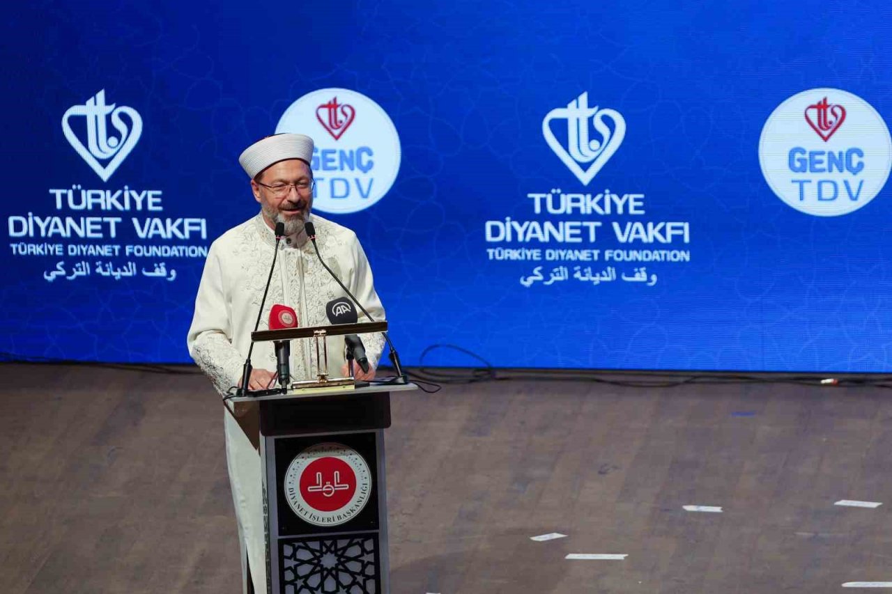 Diyanet İşleri Başkanı Erbaş: “Bizim geleceğe yönelik yatırımımız istikbalimizi ahlaklı gençlere emanet etmemizdir”