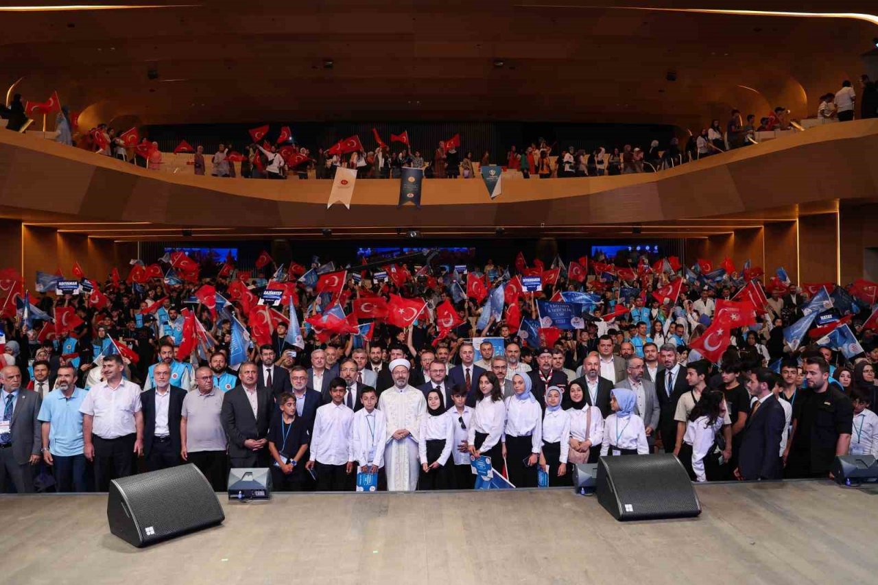 Diyanet İşleri Başkanı Erbaş: “Bizim geleceğe yönelik yatırımımız istikbalimizi ahlaklı gençlere emanet etmemizdir”