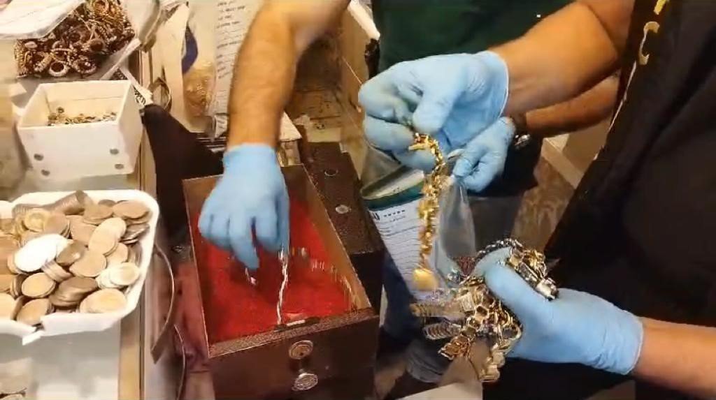 Diyarbakır’da piyasaya sahte altın süren 10 kişi tutuklandı