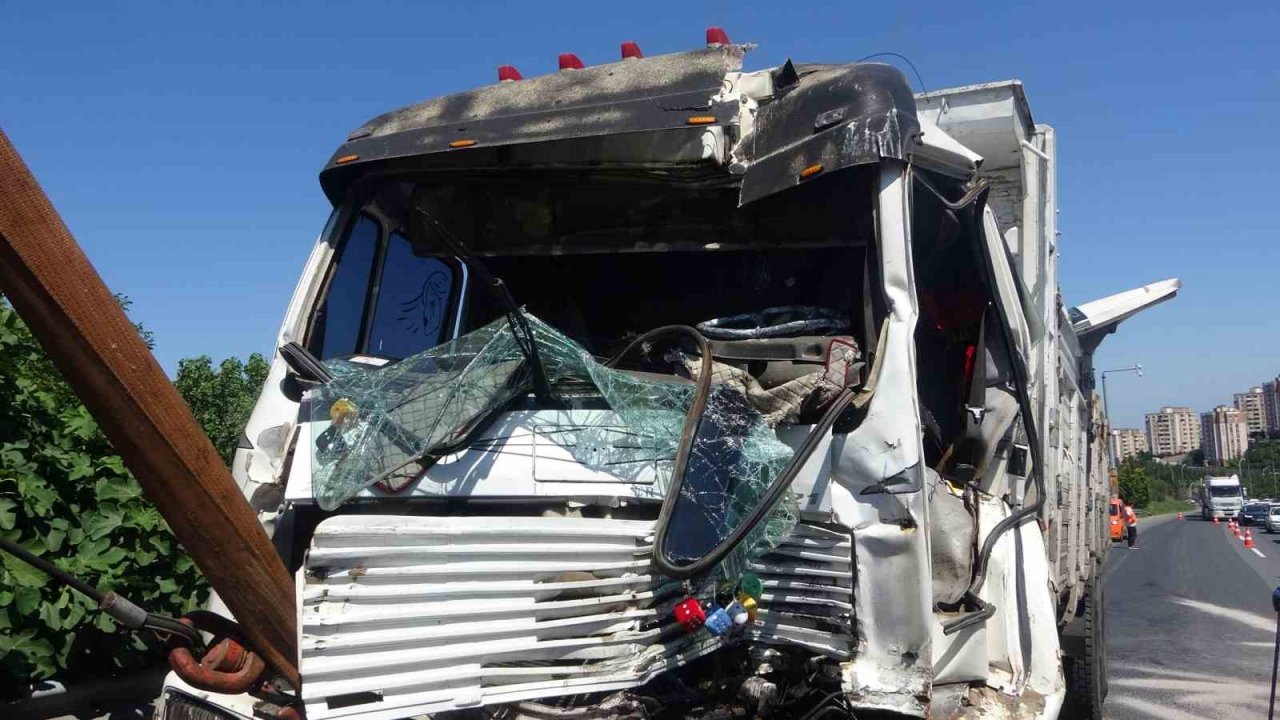 TEM’de kamyon tıra arkadan çarptı: 1 yaralı