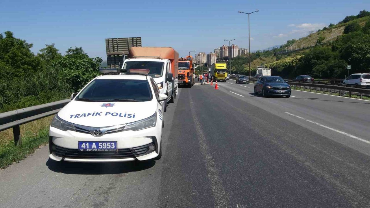 TEM’de kamyon tıra arkadan çarptı: 1 yaralı