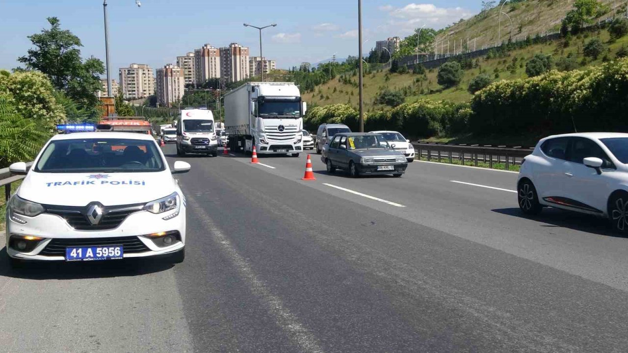 TEM’de kamyon tıra arkadan çarptı: 1 yaralı