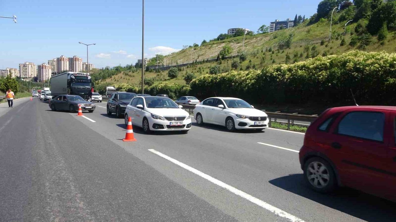 TEM’de kamyon tıra arkadan çarptı: 1 yaralı