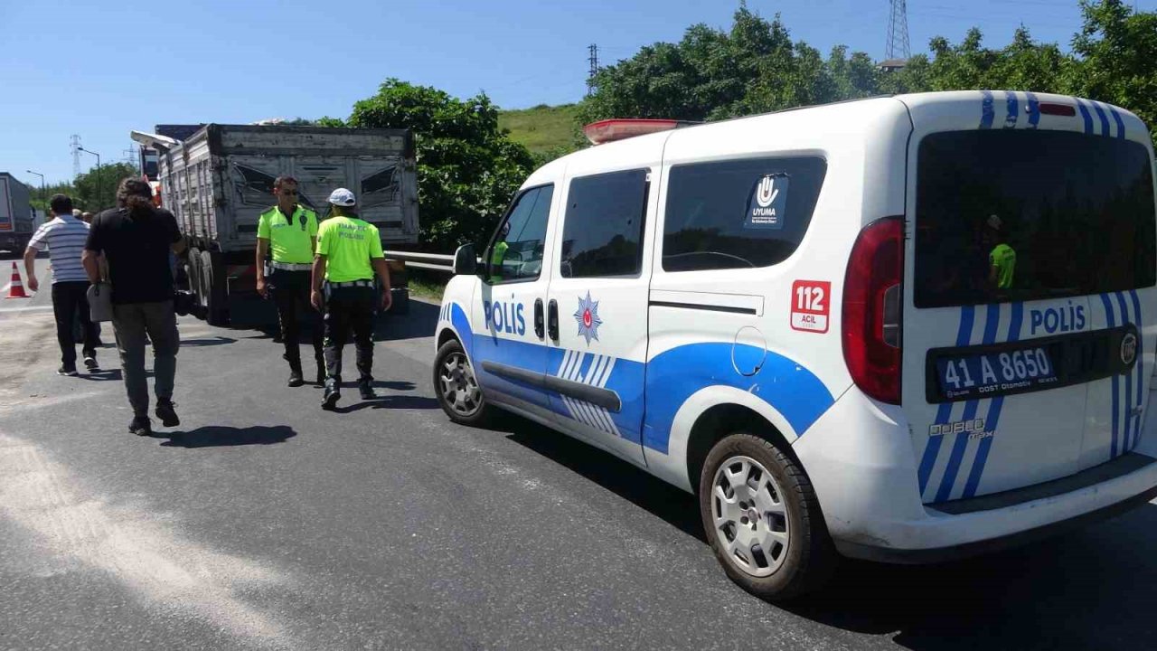 TEM’de kamyon tıra arkadan çarptı: 1 yaralı