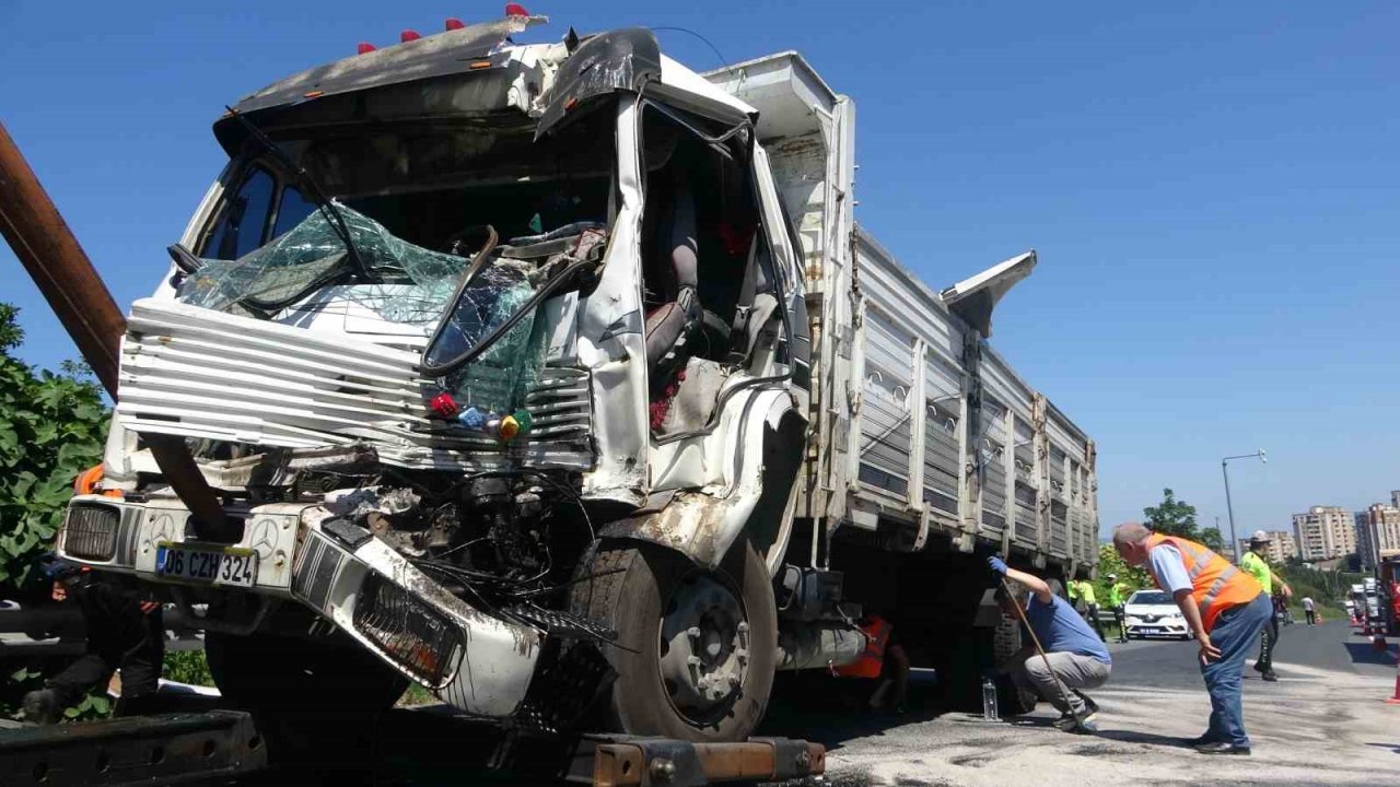 TEM’de kamyon tıra arkadan çarptı: 1 yaralı