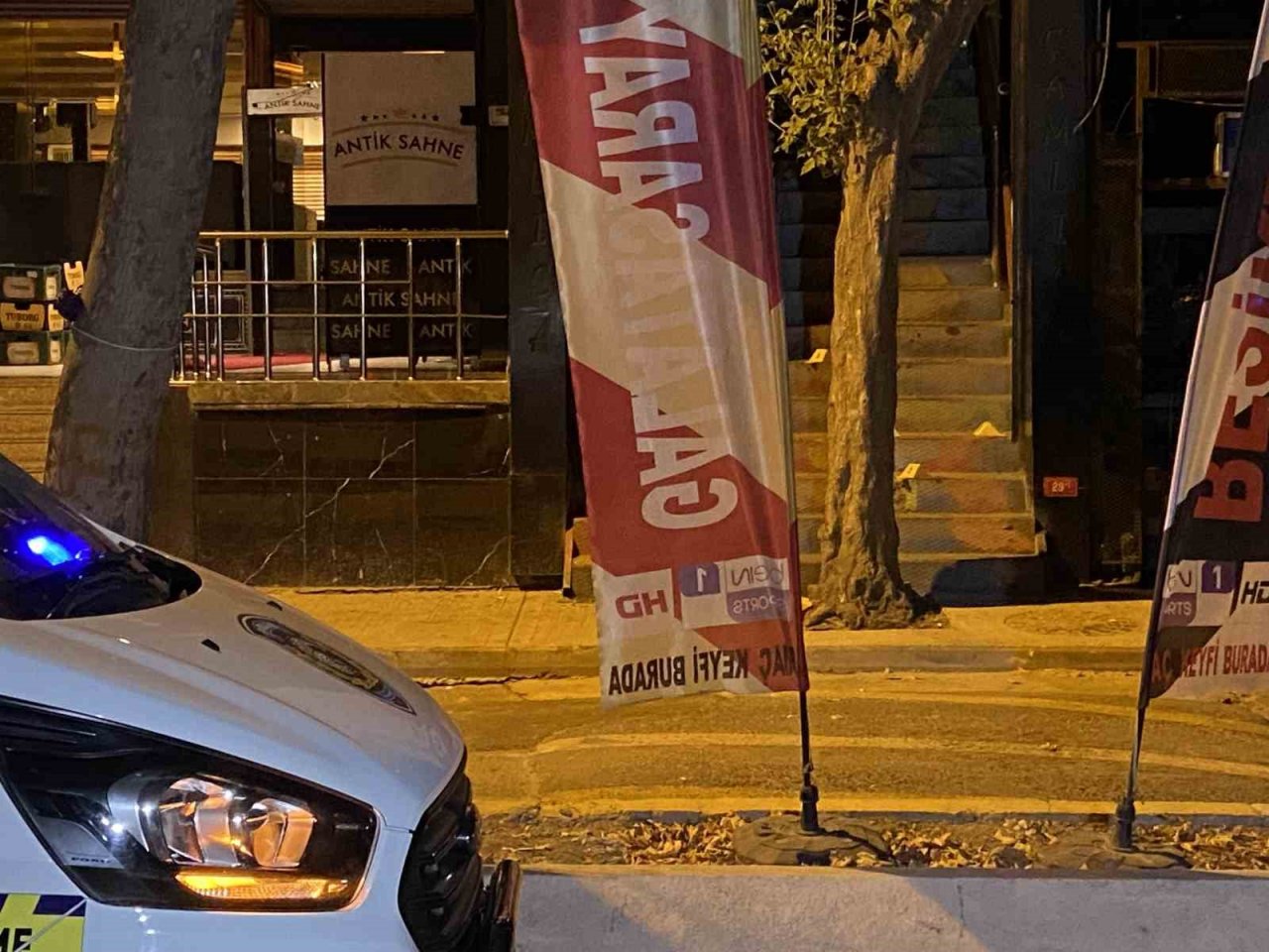 Genç şarkıcıya sahne çıkışı silahlı saldırı