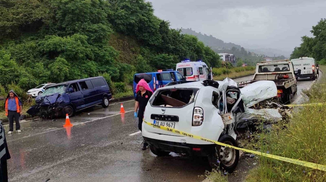 Giresun’da karşı şeride geçen otomobil minibüsle çarpıştı: 1 ölü, 10 yaralı