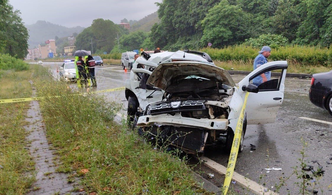 Giresun’da karşı şeride geçen otomobil minibüsle çarpıştı: 1 ölü, 10 yaralı