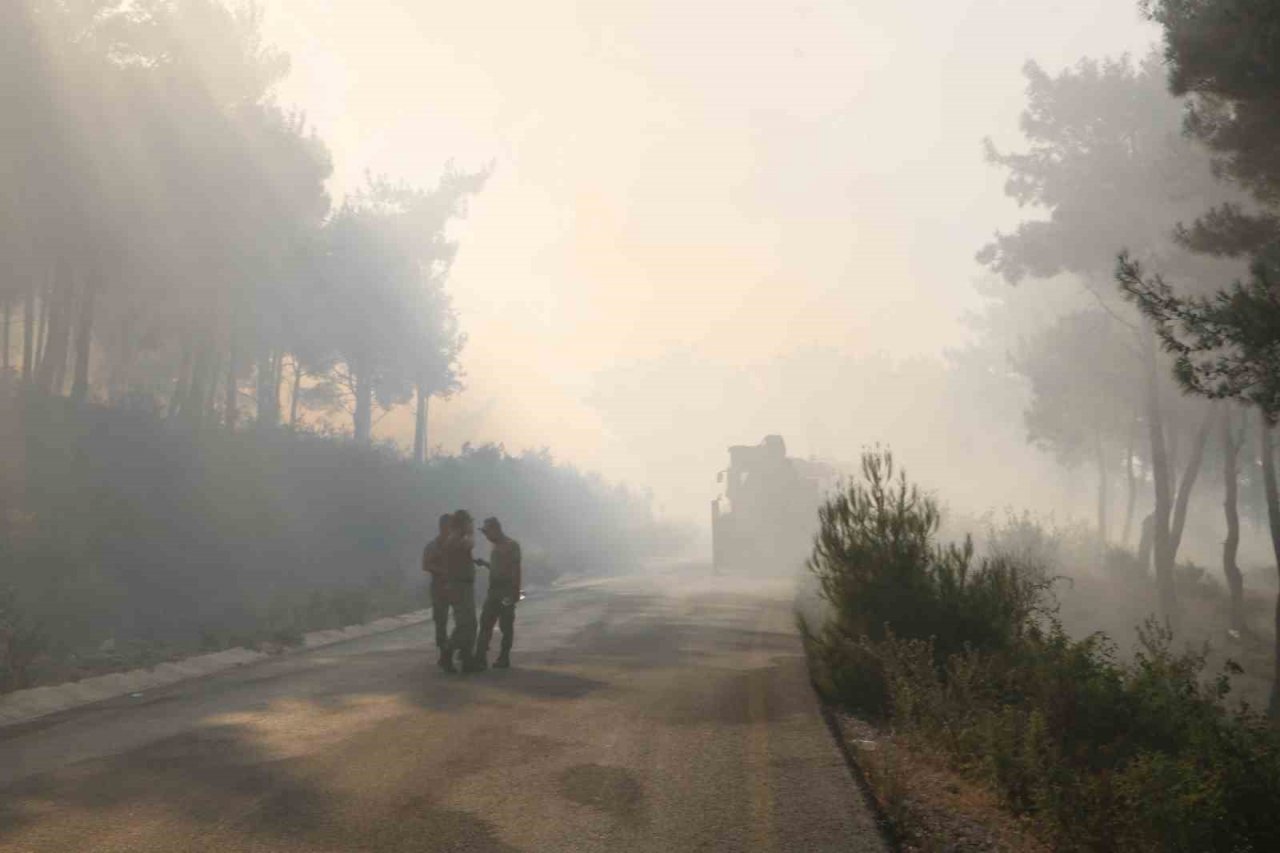 Yangına müdahaleden sıcak görüntüler: Su tankeri alevlerin içerisinde kaldı