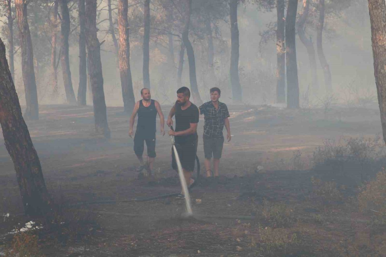 Yangına müdahaleden sıcak görüntüler: Su tankeri alevlerin içerisinde kaldı
