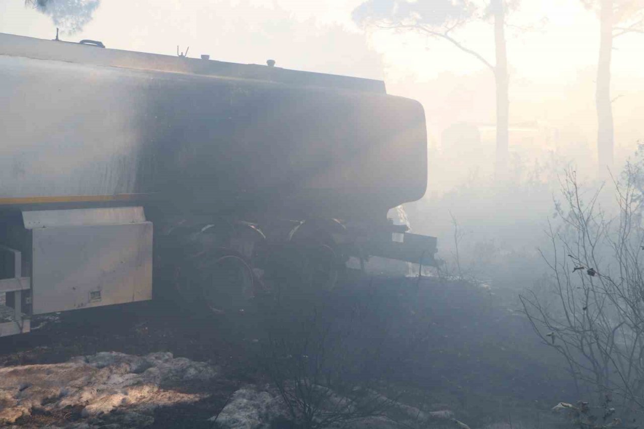 Yangına müdahaleden sıcak görüntüler: Su tankeri alevlerin içerisinde kaldı