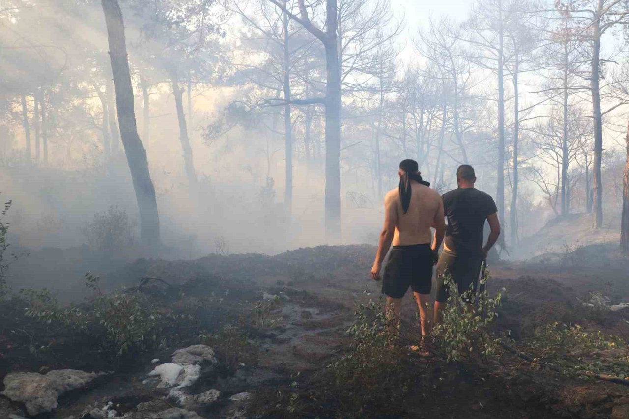 Yangına müdahaleden sıcak görüntüler: Su tankeri alevlerin içerisinde kaldı