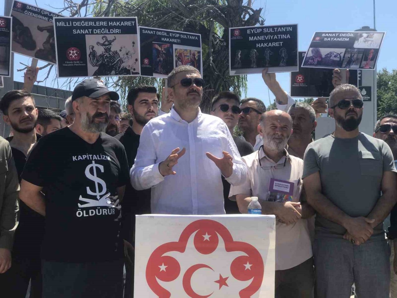 Feshane önünde İBB sergisine protesto