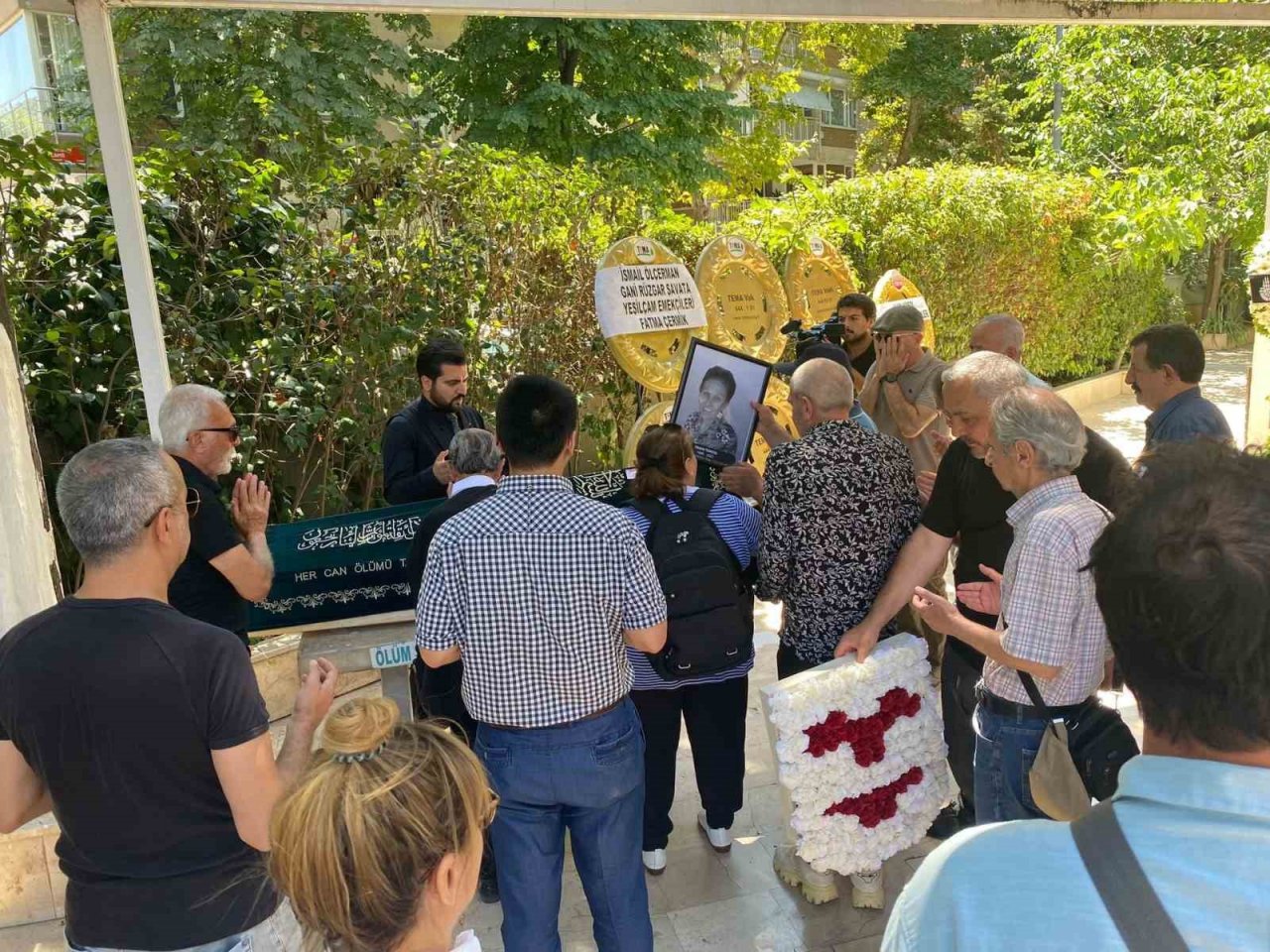 Sanatçı Tanju Tuncel son yolculuğuna uğurlandı