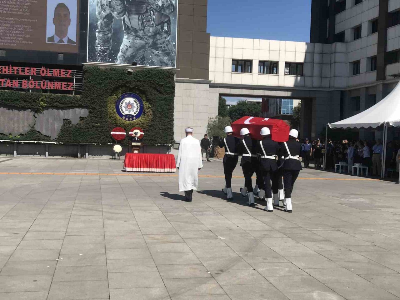 Şehit polis Alp Efe Bekit için İstanbul Emniyet Müdürlüğü’nde tören düzenlendi