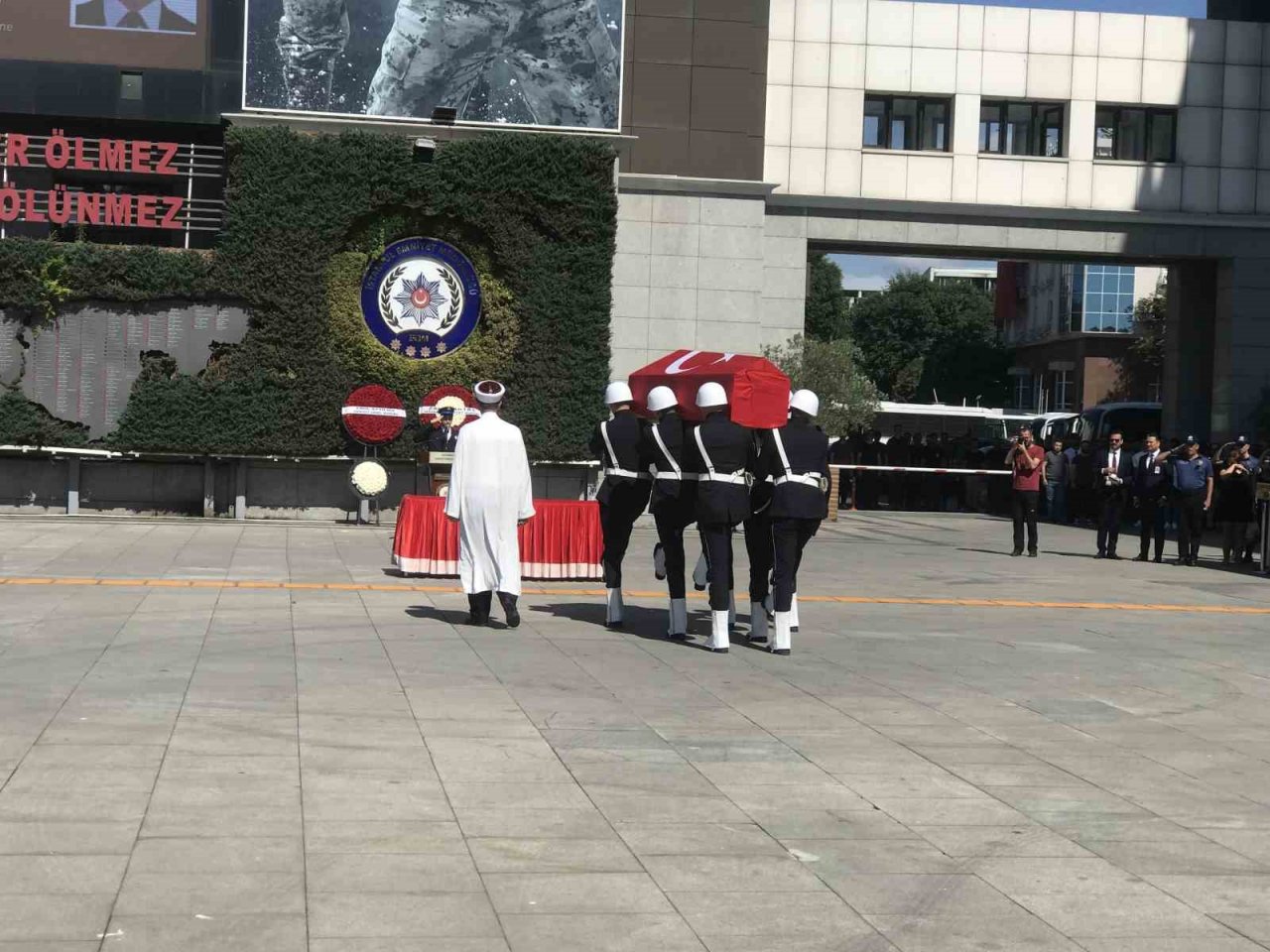 Şehit polis Alp Efe Bekit için İstanbul Emniyet Müdürlüğü’nde tören düzenlendi