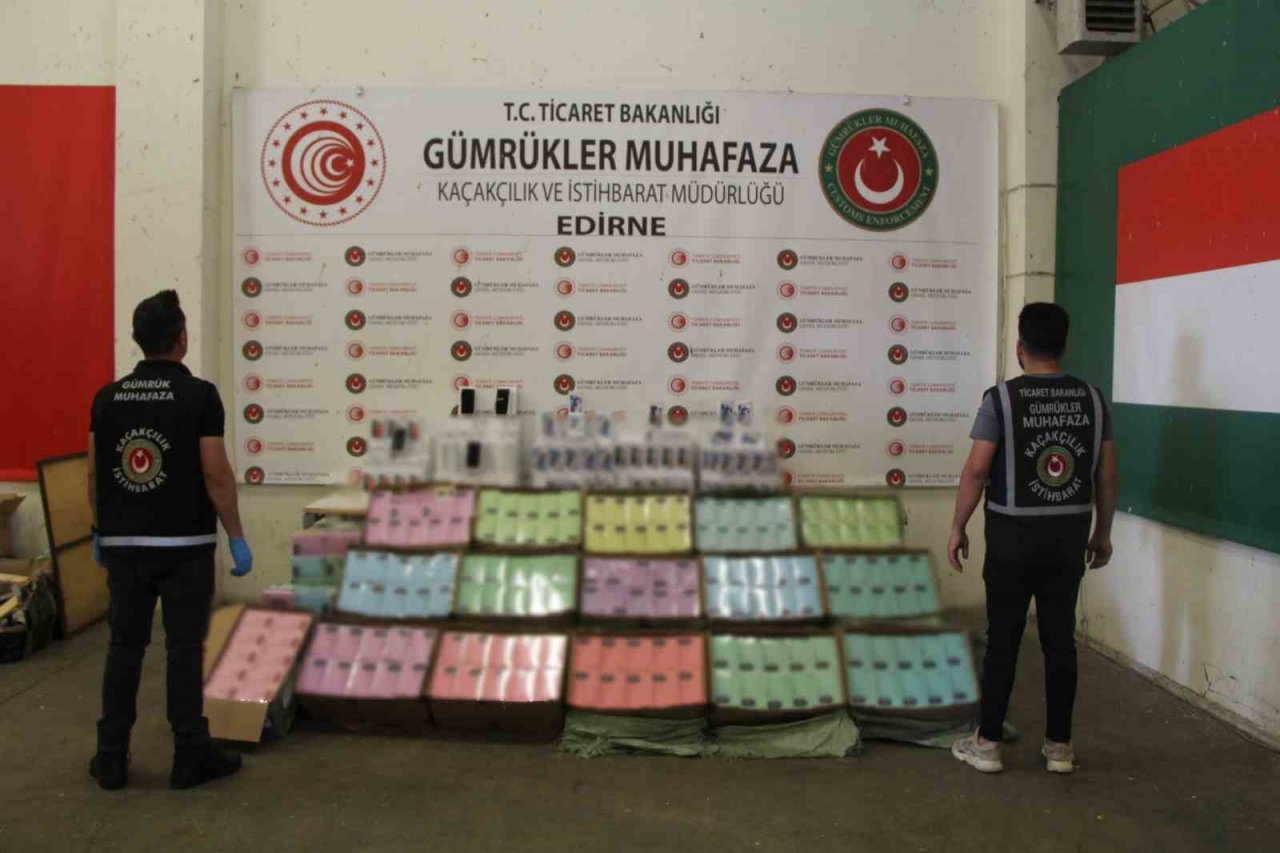 Kapıkule’de 10 milyon TL değerinde kaçak cep telefonu ve elektronik sigara ele geçirildi