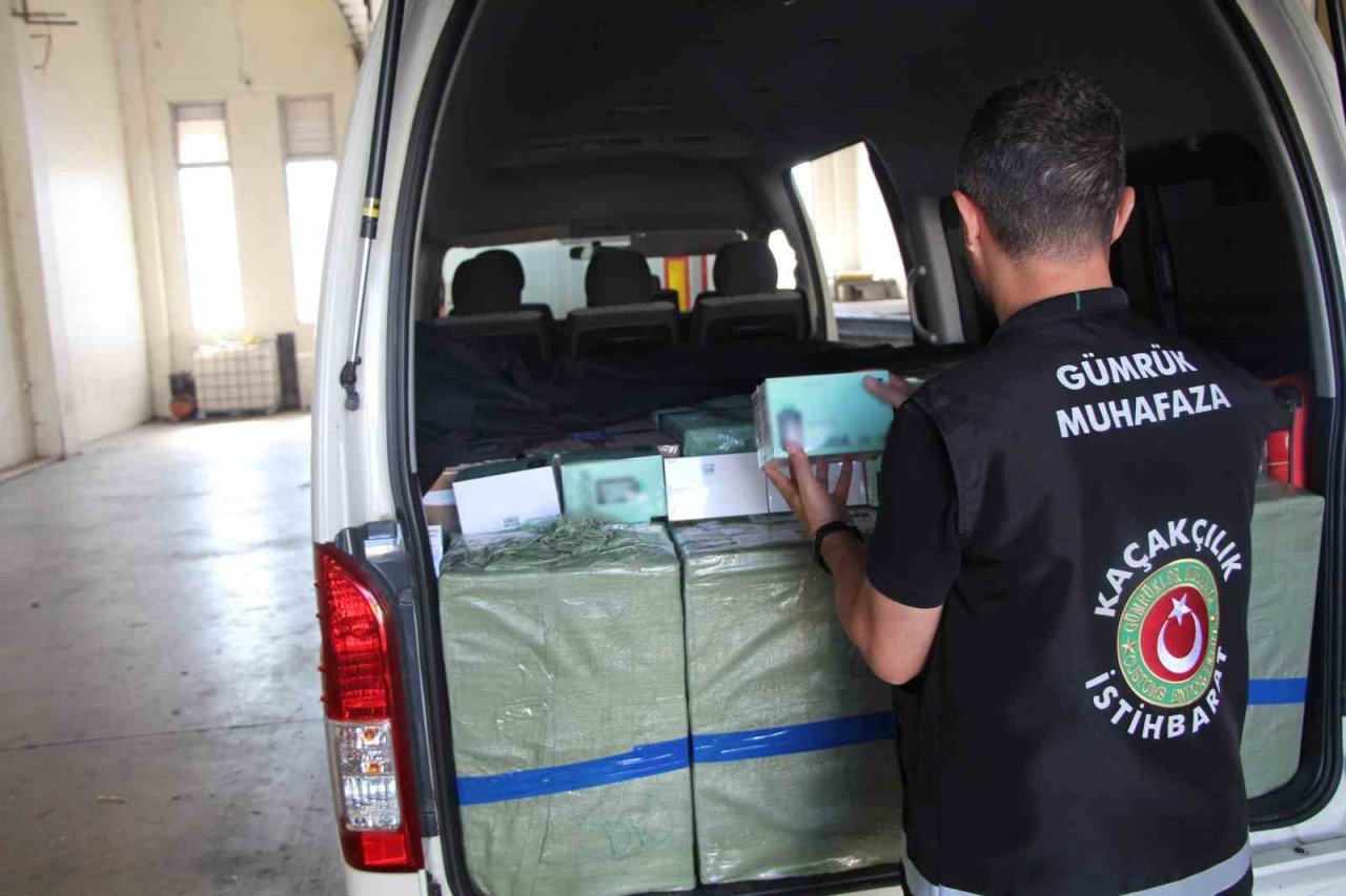 Kapıkule’de 10 milyon TL değerinde kaçak cep telefonu ve elektronik sigara ele geçirildi