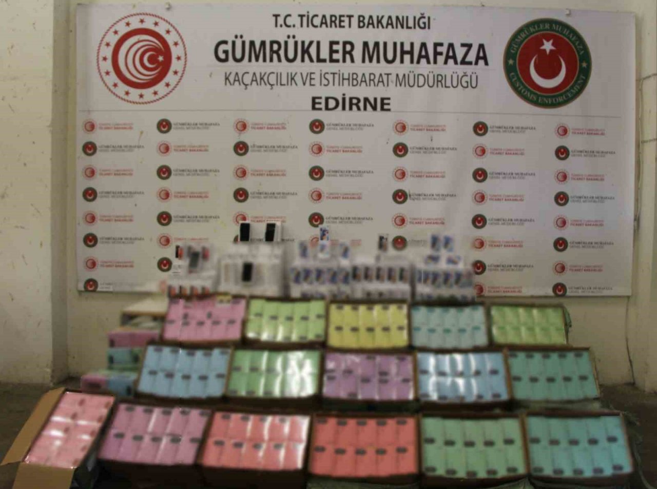 Kapıkule’de 10 milyon TL değerinde kaçak cep telefonu ve elektronik sigara ele geçirildi