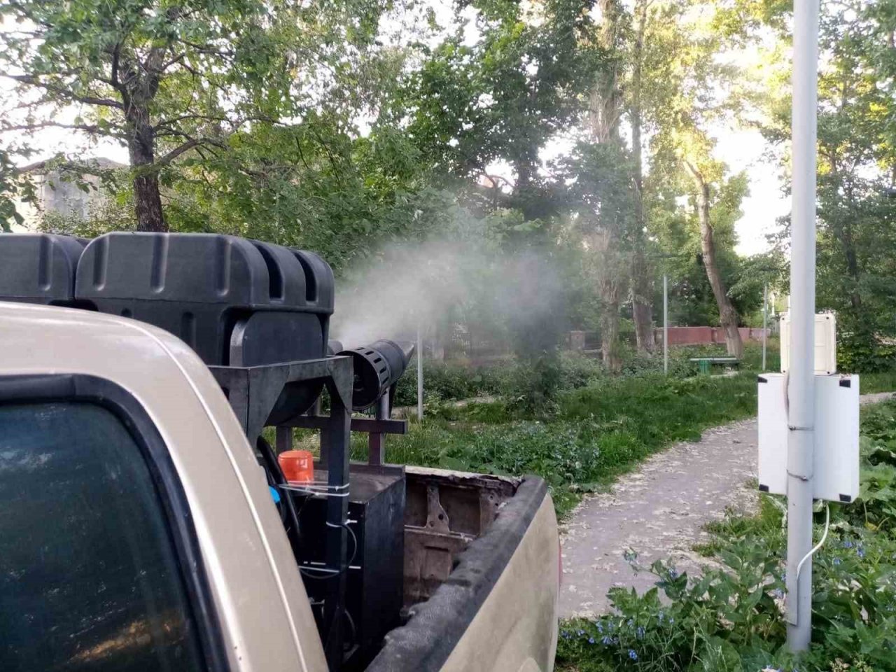 Kars Belediyesi ilaçlama yapıyor