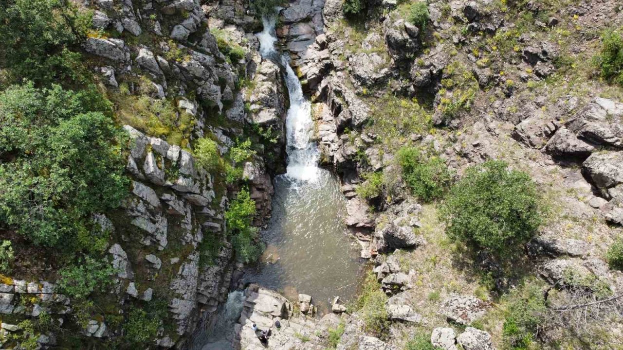 Doğal güzelliği ile mest eden şelale keşfedilmeyi bekliyor