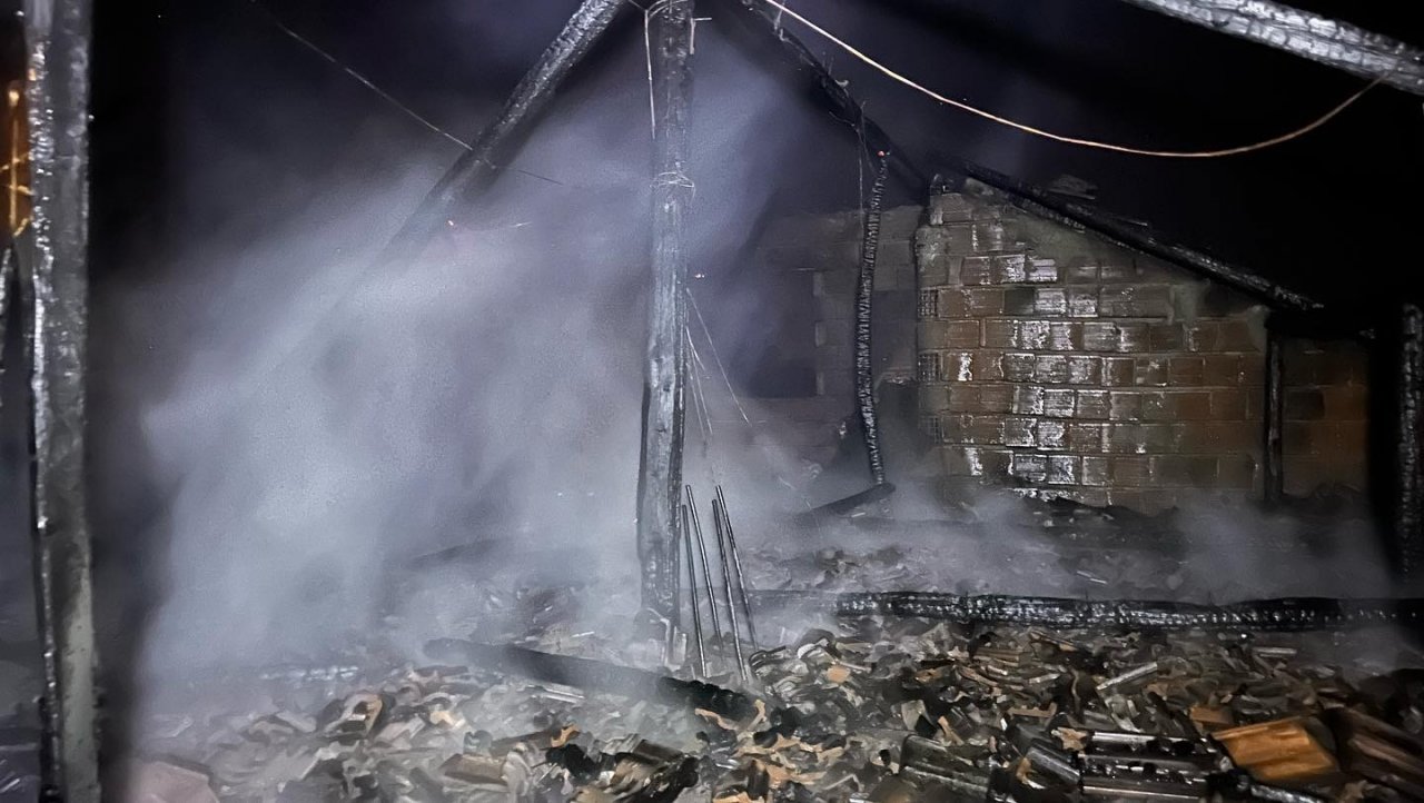 İki katlı ev yangında kullanılmaz hale geldi