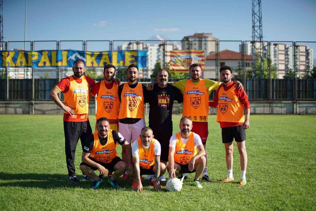 Taraftarlar, tribünden sahaya indi