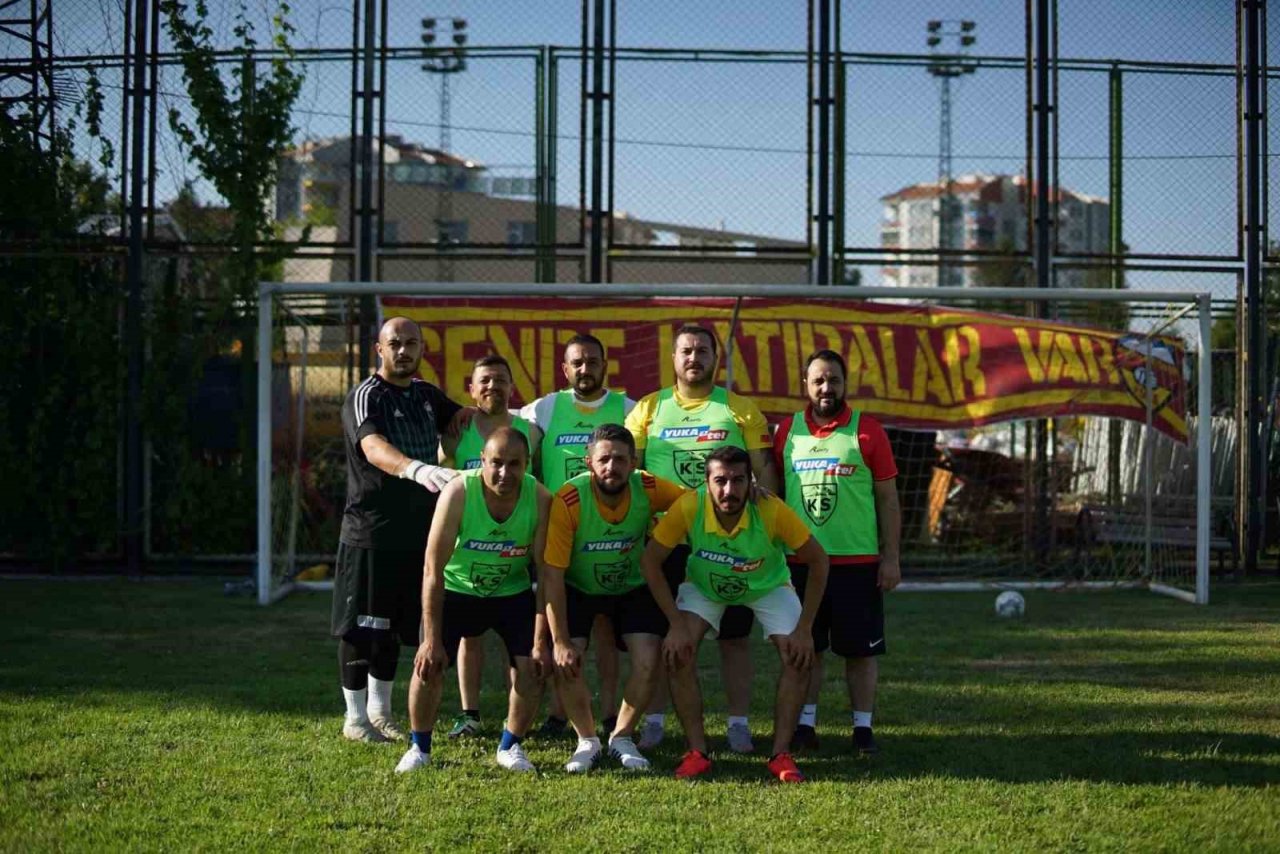 Taraftarlar, tribünden sahaya indi