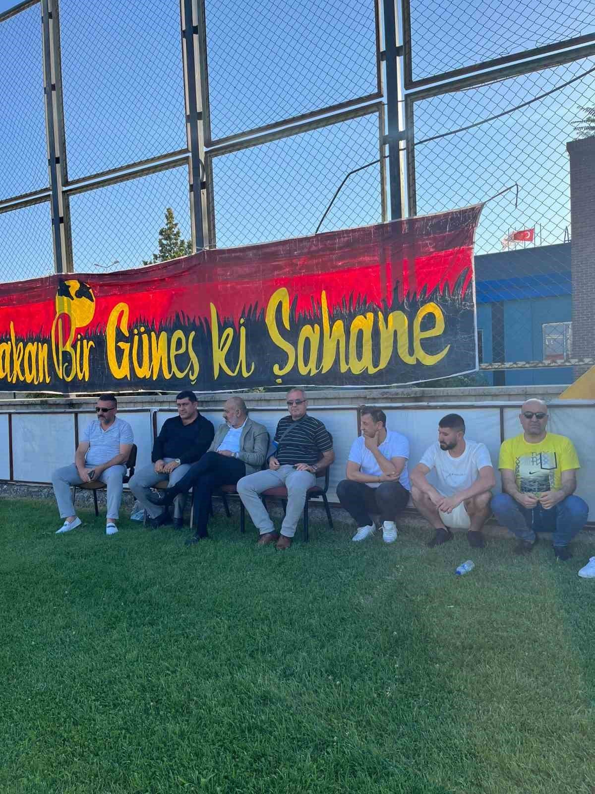 Taraftarlar, tribünden sahaya indi