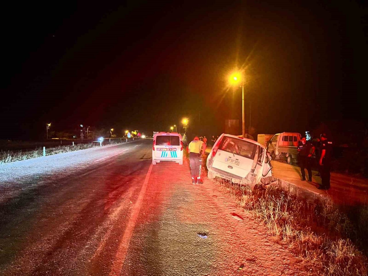 Korkuteli’nde iki otomobil çarpıştı: 1 ölü, 2 yaralı