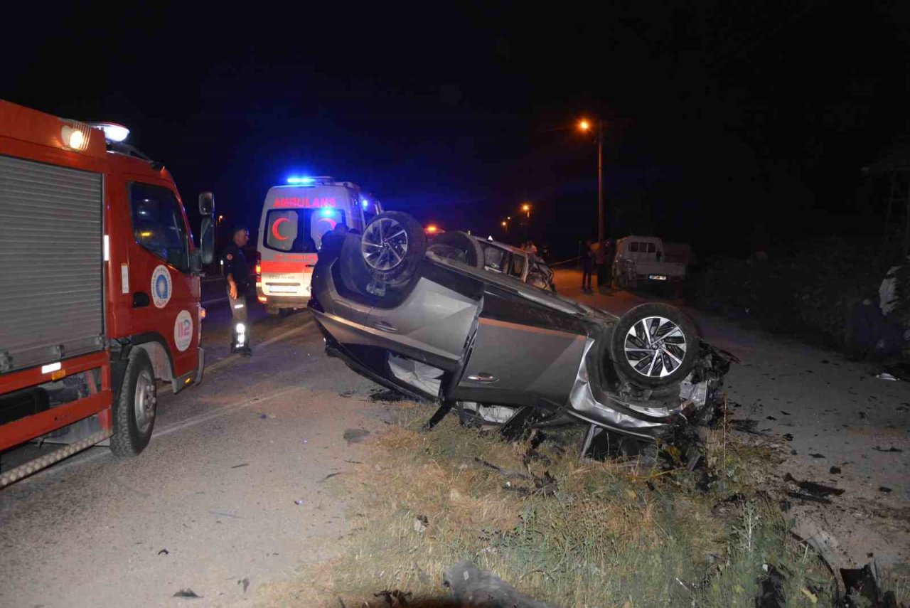 Korkuteli’nde iki otomobil çarpıştı: 1 ölü, 2 yaralı