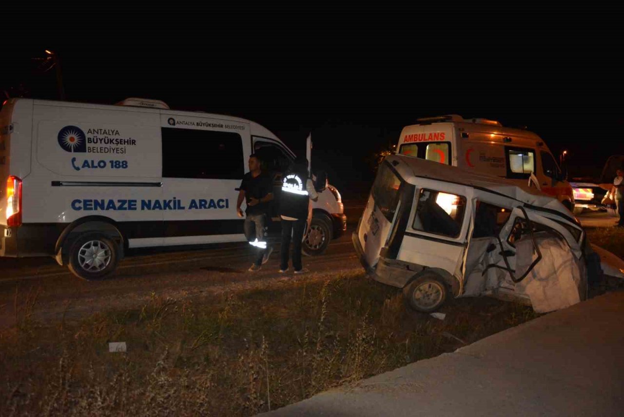 Korkuteli’nde iki otomobil çarpıştı: 1 ölü, 2 yaralı