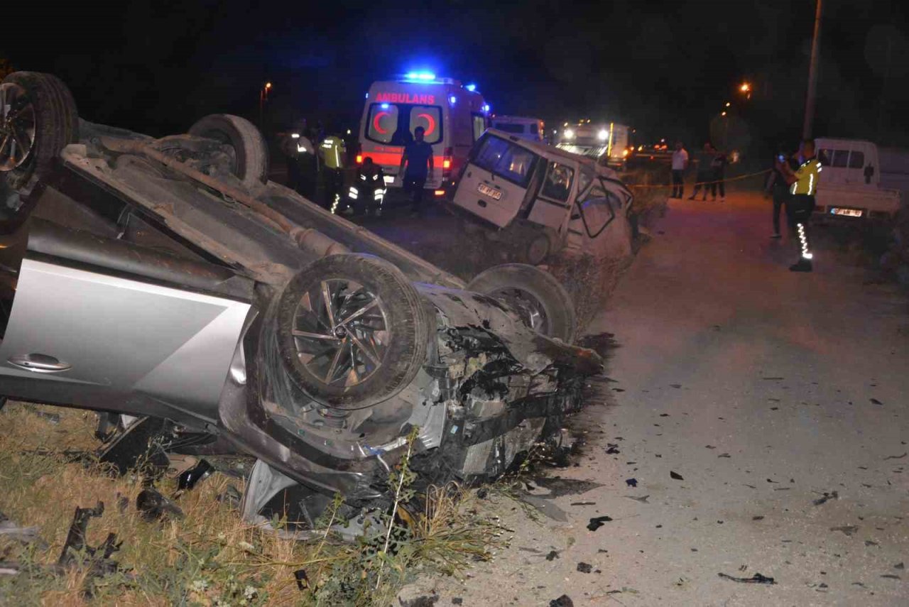 Korkuteli’nde iki otomobil çarpıştı: 1 ölü, 2 yaralı