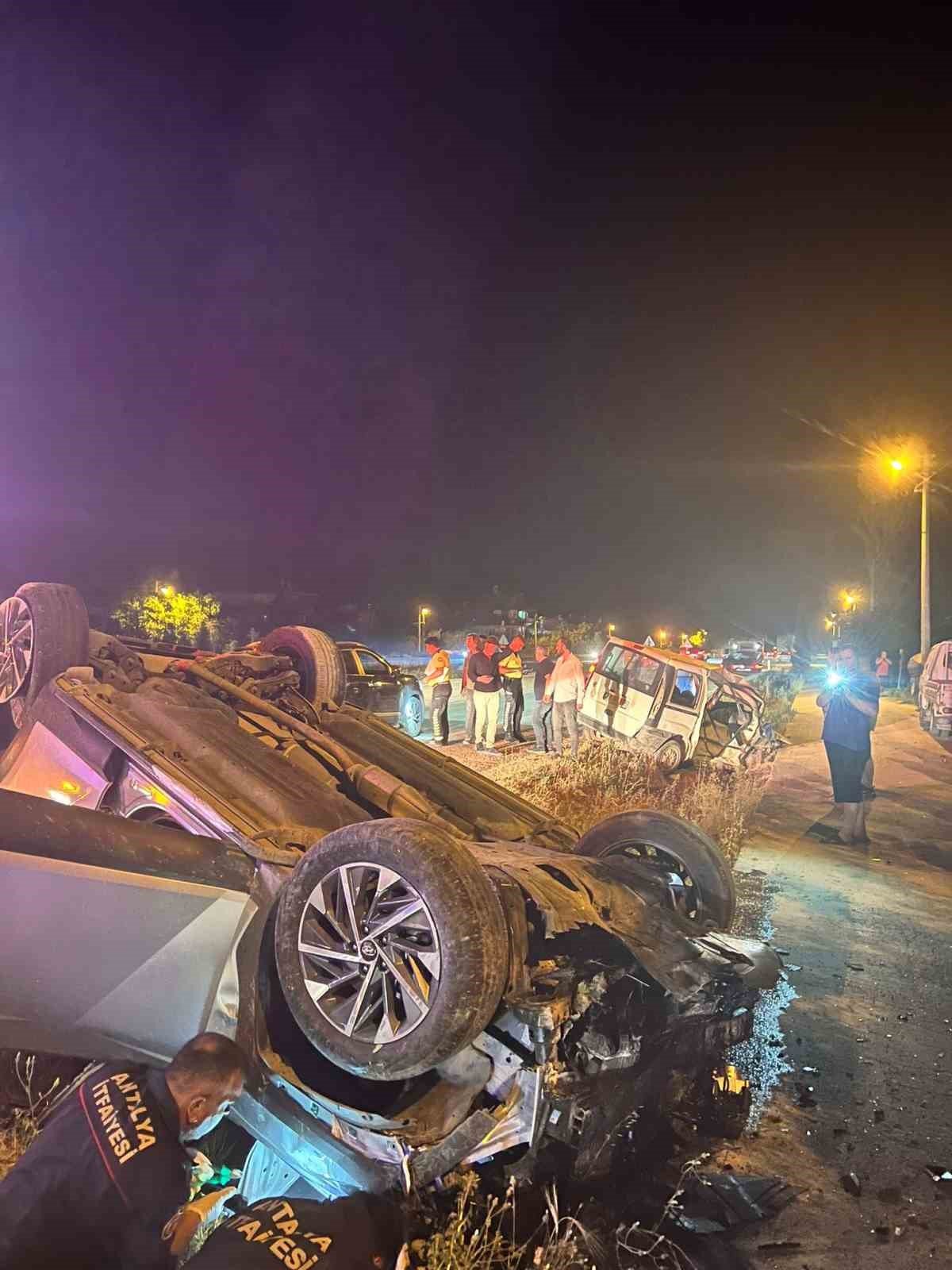 Korkuteli’nde iki otomobil çarpıştı: 1 ölü, 2 yaralı