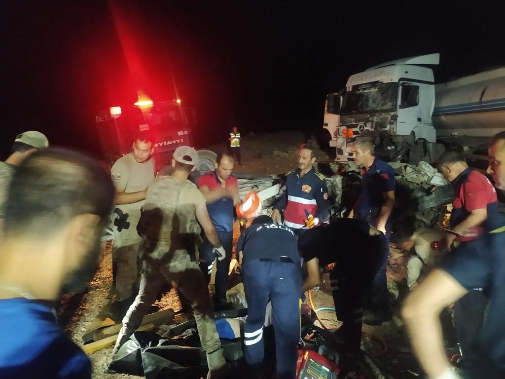 Mardin’de tanker ile kamyonet kafa kafaya çarpıştı: 1 ölü, 2 yaralı