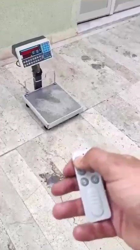 Özel düzenekli tartıyla yaşlıları hedef alan dolandırıcılar yakalandı