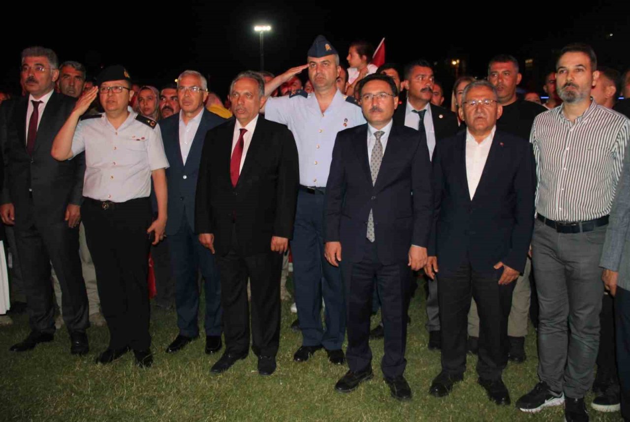 Dünyanın en büyük Türk bayrağı Kayseri’de açıldı
