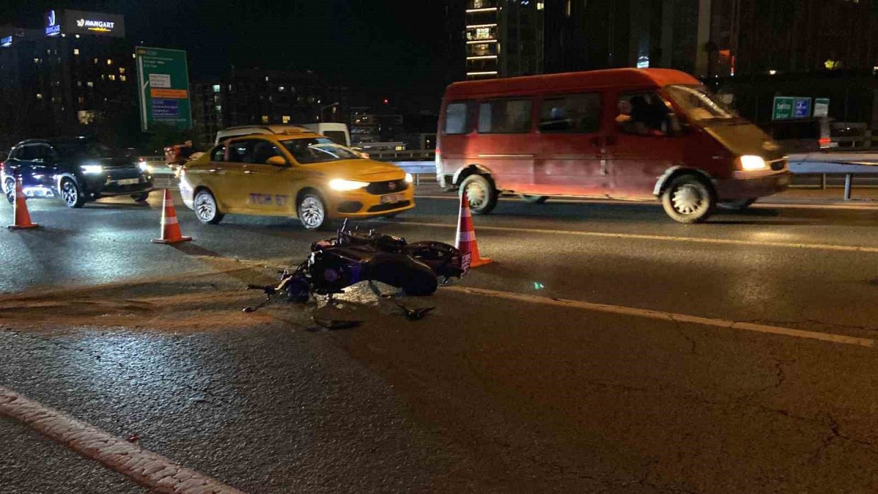 Sarıyer’de sağ şeritte arıza yapan otomobile motosiklet çarptı: 1 ölü