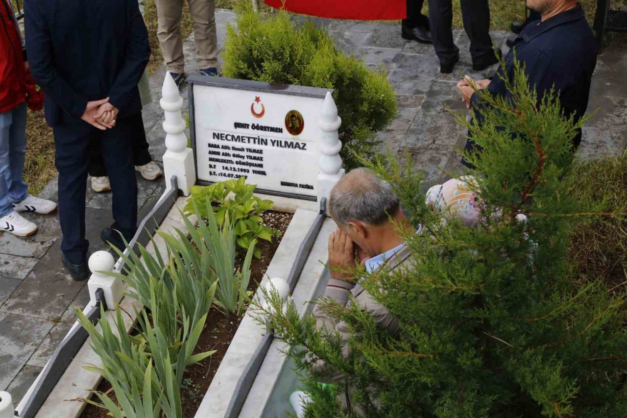Şehit öğretmen Necmettin Yılmaz kabri başında anıldı