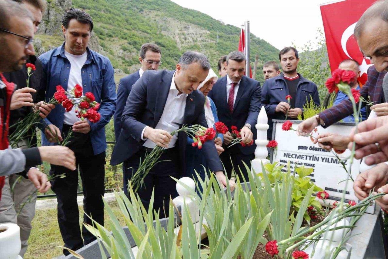 Şehit öğretmen Necmettin Yılmaz kabri başında anıldı