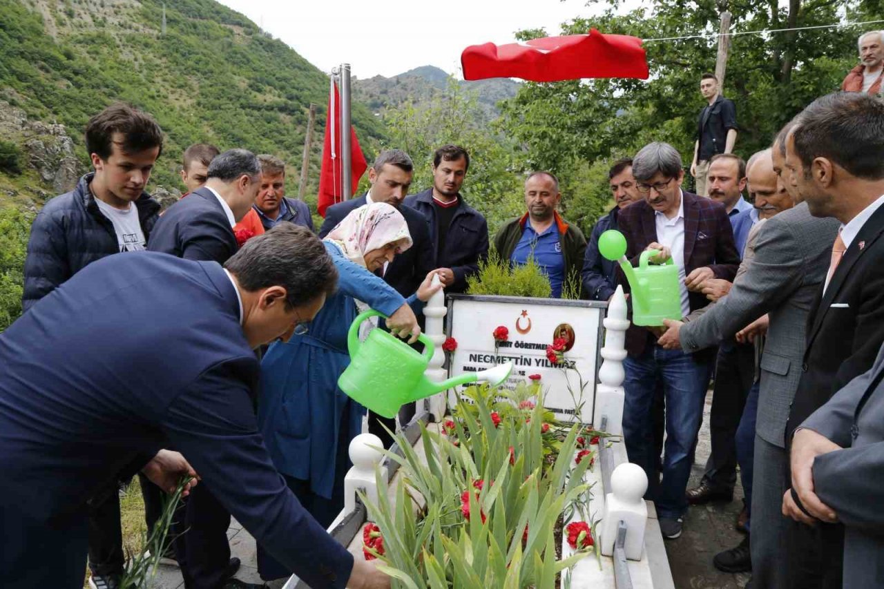 Şehit öğretmen Necmettin Yılmaz kabri başında anıldı