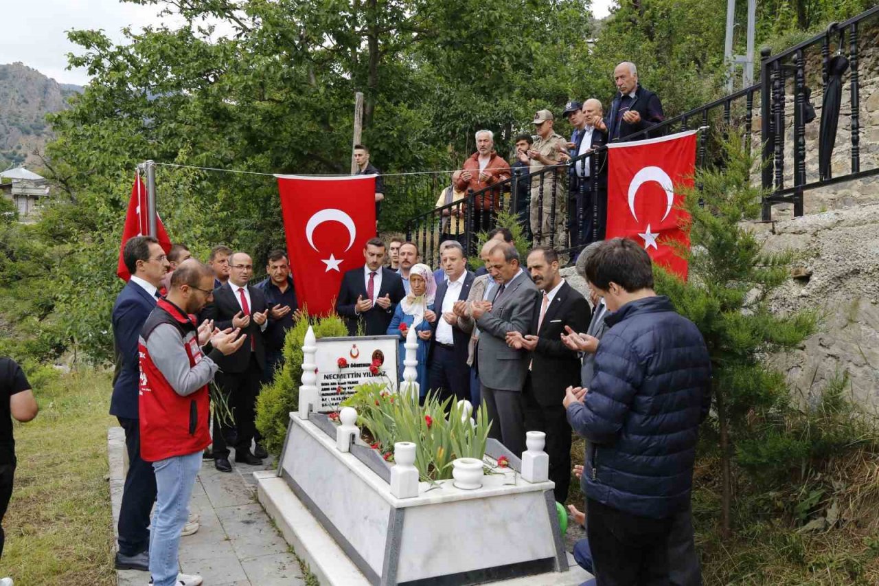Şehit öğretmen Necmettin Yılmaz kabri başında anıldı