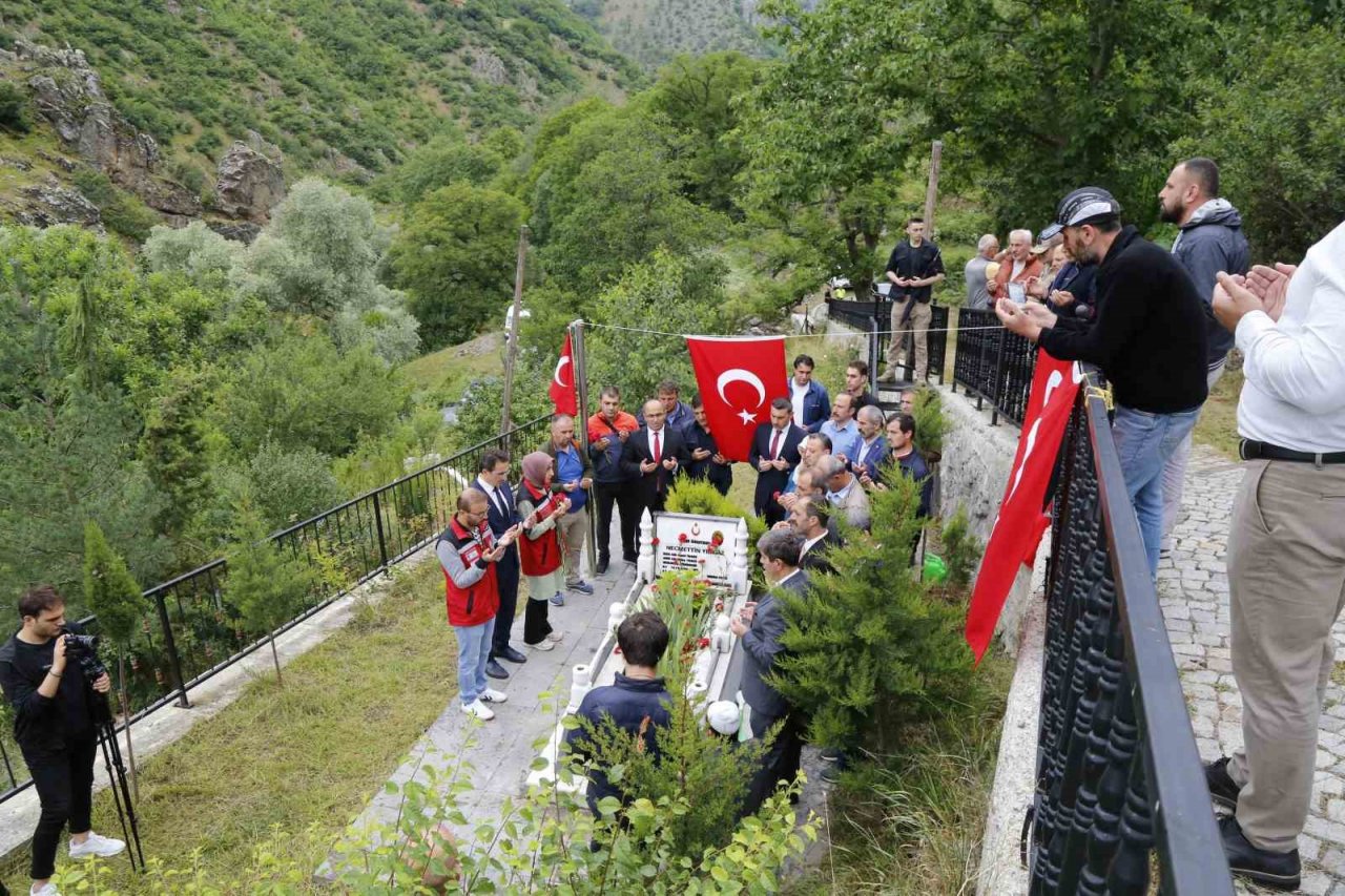 Şehit öğretmen Necmettin Yılmaz kabri başında anıldı