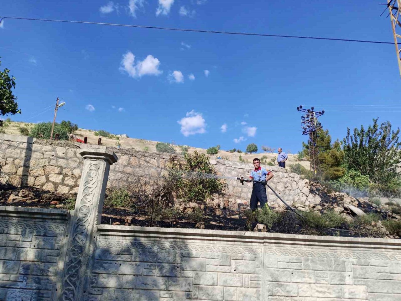 Siirt’te anız yangını bağlara sıçramadan söndürüldü