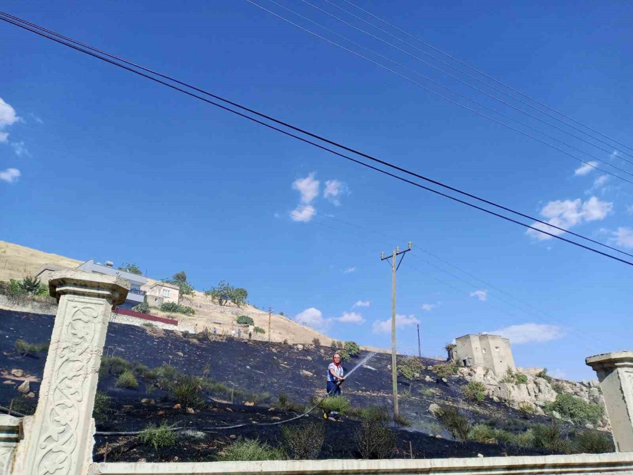 Siirt’te anız yangını bağlara sıçramadan söndürüldü