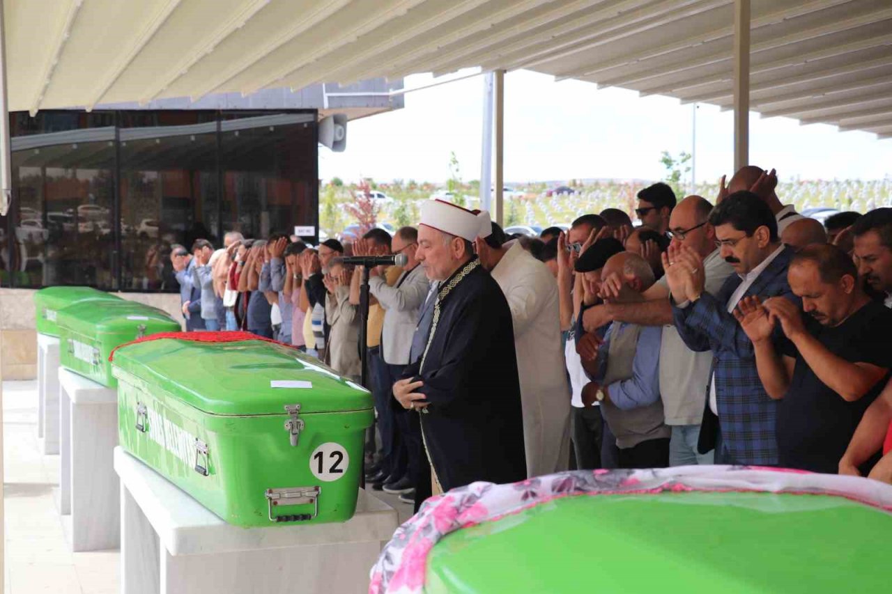 Trafik kazasında hayatını kaybeden aile son yolculuğuna uğurlandı
