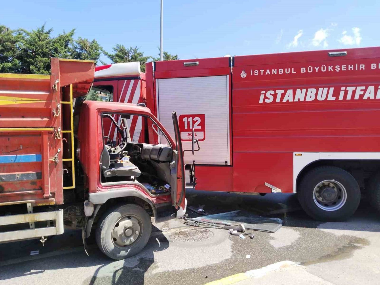 Sultanbeyli’de kamyon ile itfaiye aracı çarpıştı