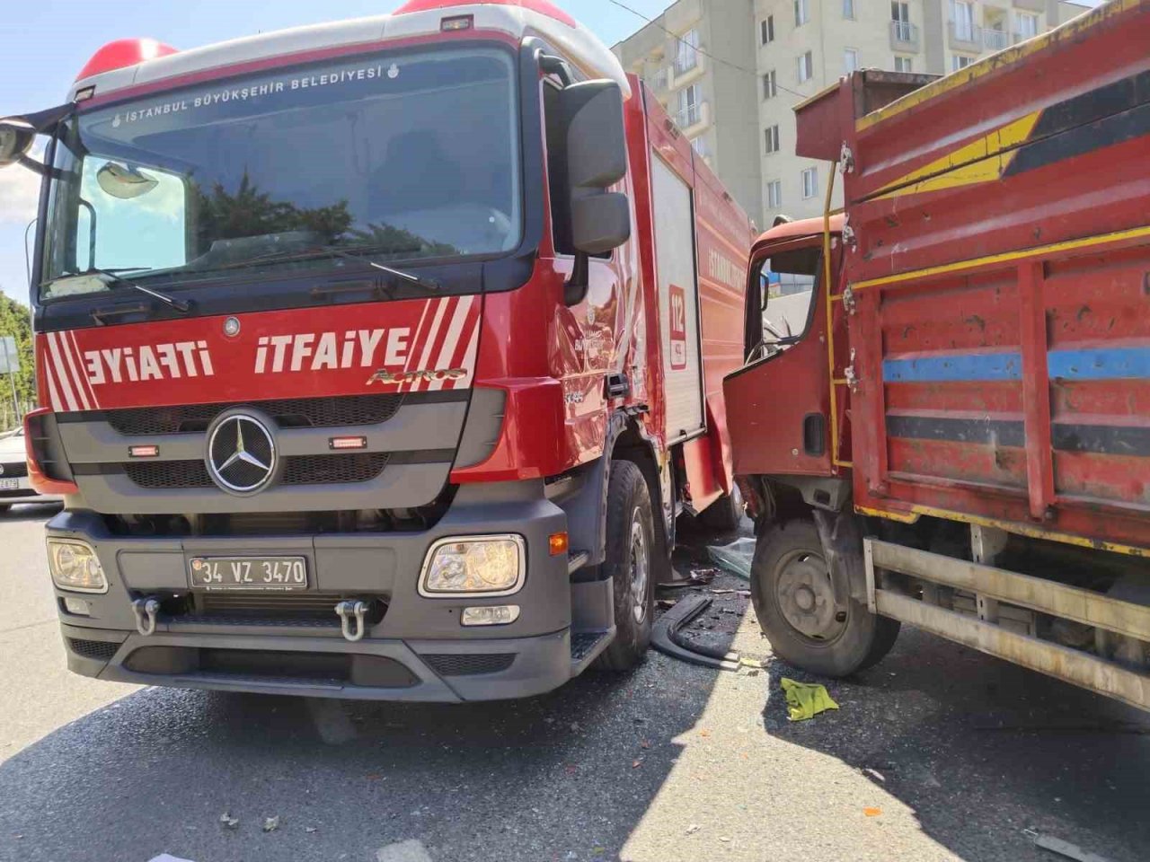 Sultanbeyli’de kamyon ile itfaiye aracı çarpıştı