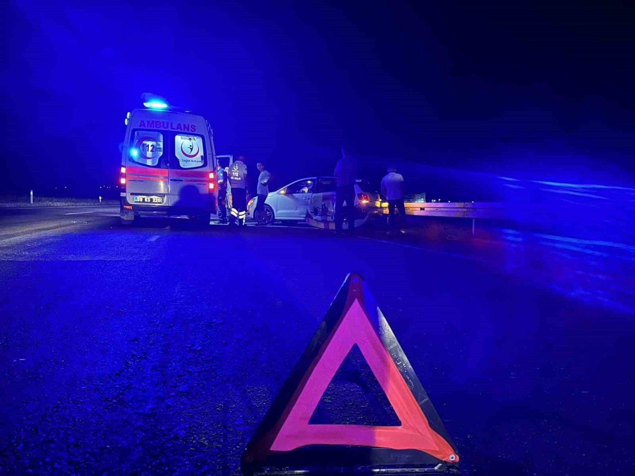 Çevreyolunda servis minibüsü ile otomobil çarpıştı: 1 yaralı