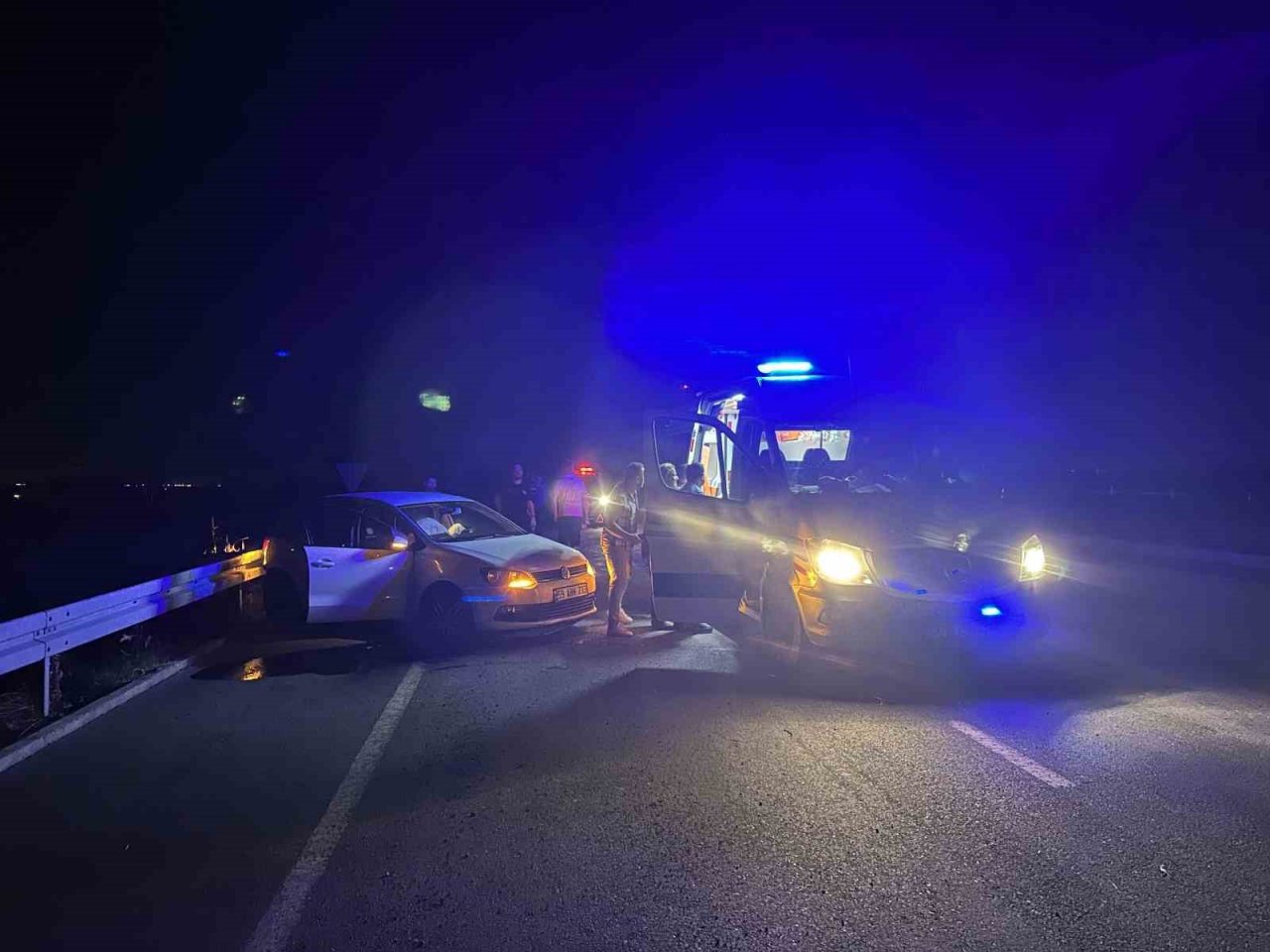 Çevreyolunda servis minibüsü ile otomobil çarpıştı: 1 yaralı